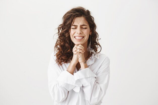 Mujer ansiosa desesperada orando, suplicando esperanzado