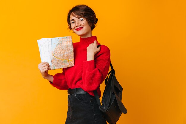 Mujer, en, anteojos, tenencia, mapa de la ciudad