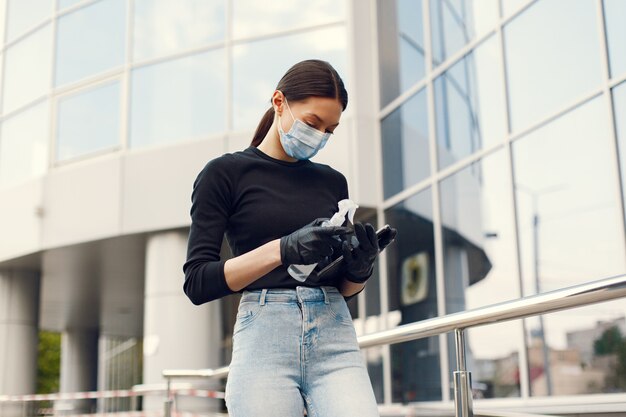 Mujer con antiséptico en sus manos