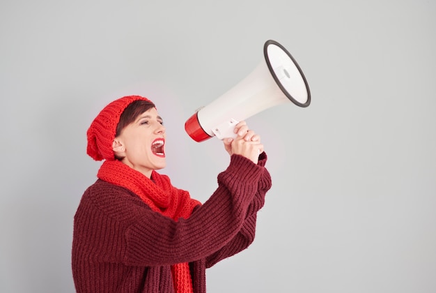 Mujer anunciando el horario de invierno