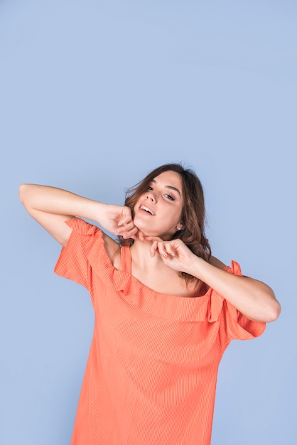 Foto gratuita mujer apasionada en blusa sosteniendo barbilla