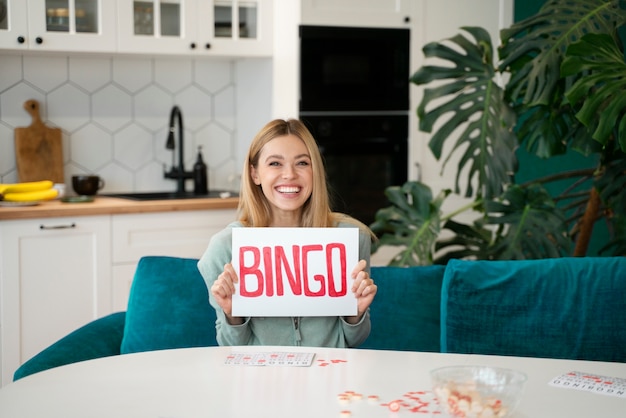 Foto gratuita mujer apasionada por jugar bingo