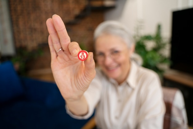 Mujer apasionada por jugar bingo