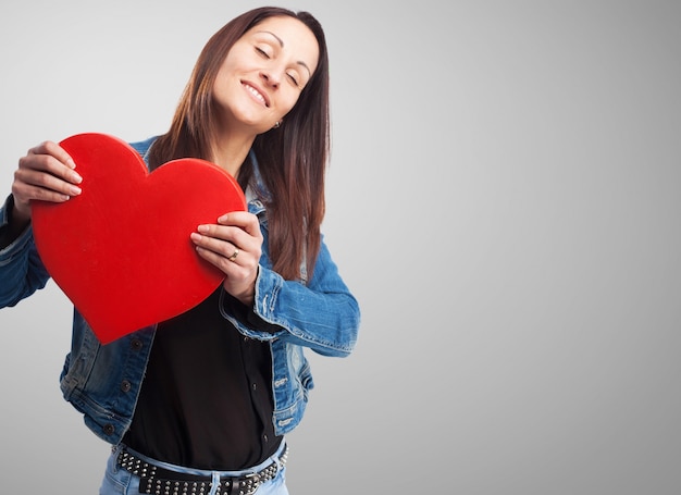 Mujer apasionada sujetando un corazón