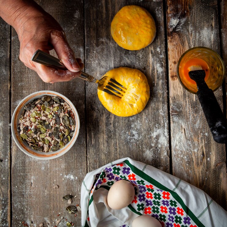 Foto gratuito mujer aplastando la masa con un tenedor antes de hornear la vista superior.