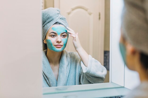 Mujer aplicando máscara cosmética