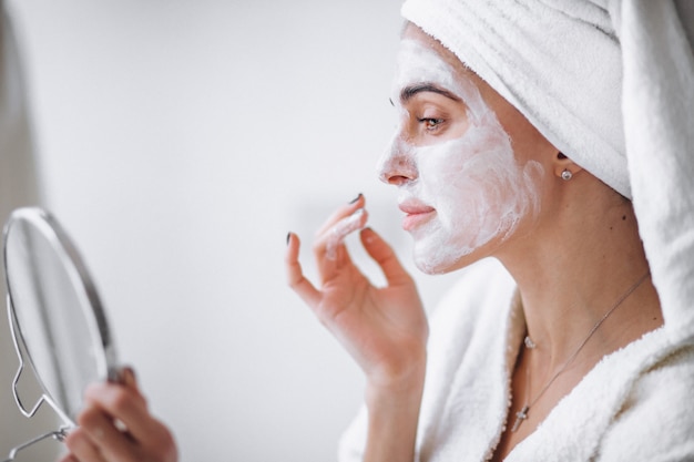 Mujer aplicando mascarilla de belleza