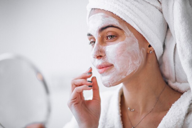 Mujer aplicando mascarilla de belleza