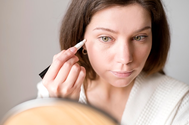 Mujer aplicando ojo oculto