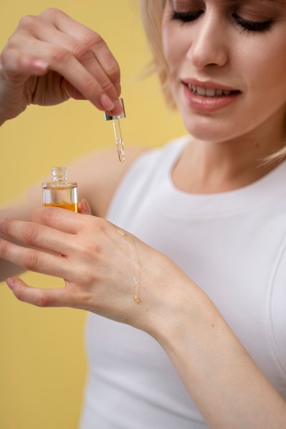 Mujer aplicando suero