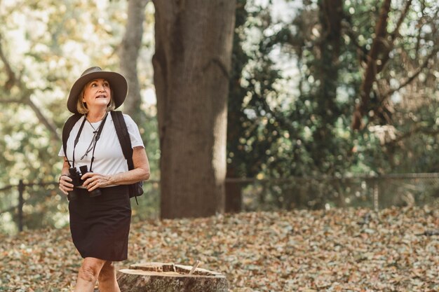 Mujer apreciando la belleza de la naturaleza.