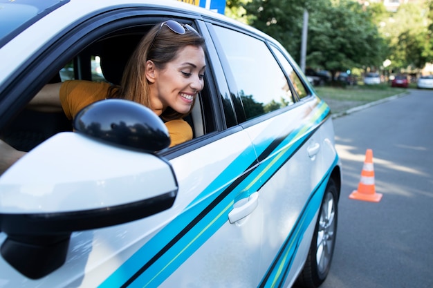 Mujer aprendiendo a conducir un coche y retroceder