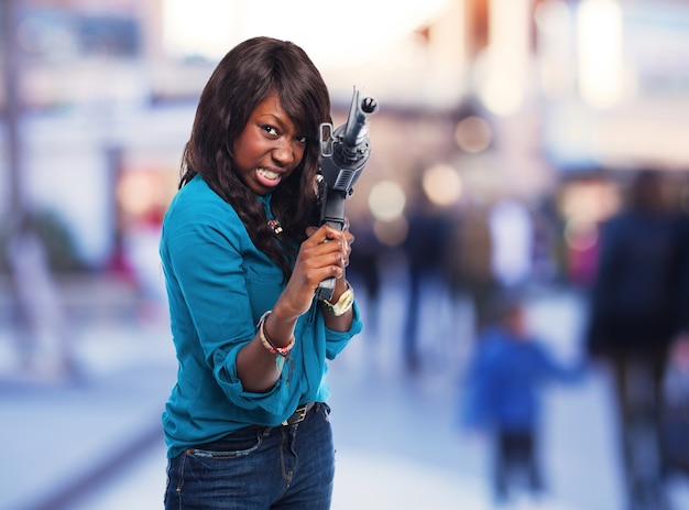 Mujer apuntando con una ametralladora