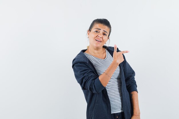 Mujer apuntando hacia el lado derecho en camiseta