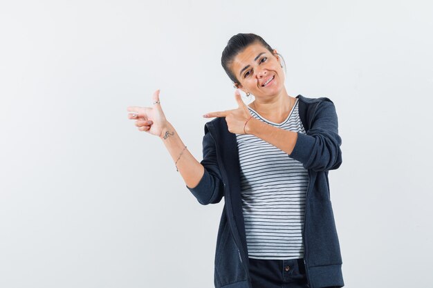 Mujer apuntando hacia el lado izquierdo en camiseta