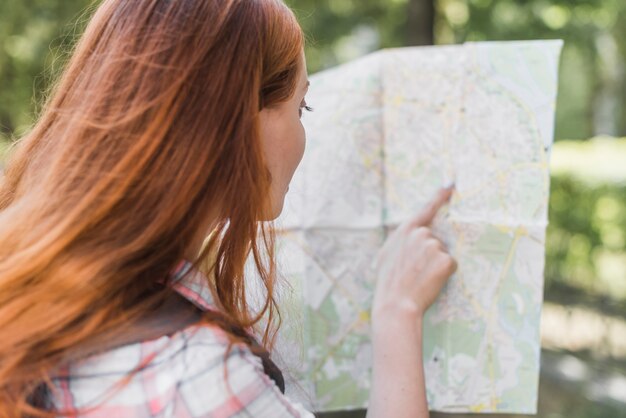 Mujer apuntando en el mapa de la ciudad