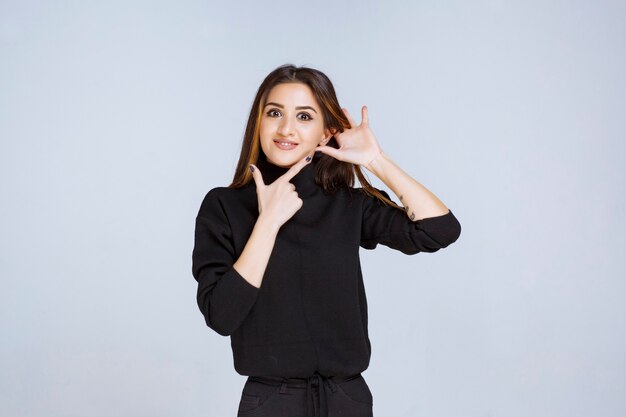 mujer apuntando su rostro relleno de contorno.