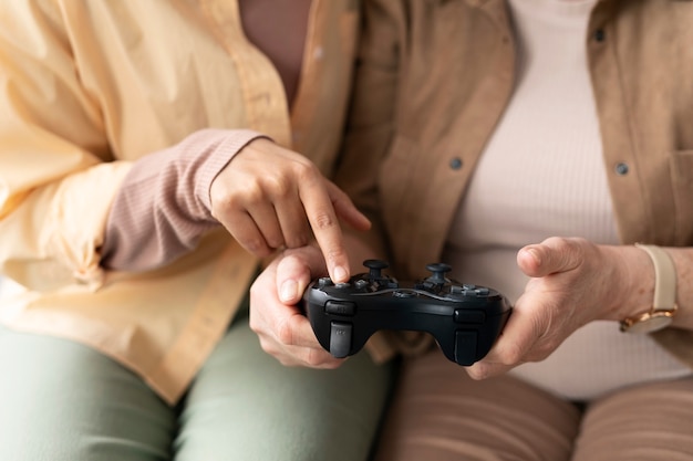 Mujer árabe y anciana jugando videojuegos