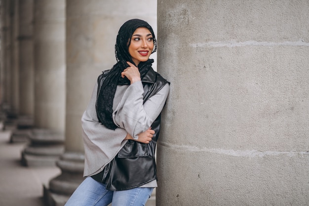 Mujer árabe en hijab ouside en la calle