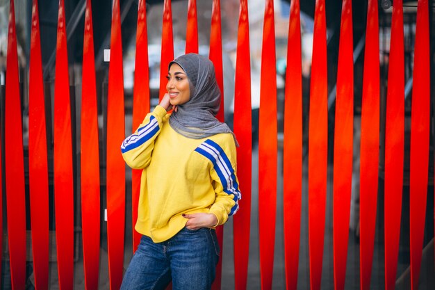 Mujer árabe en hijab ouside en la calle