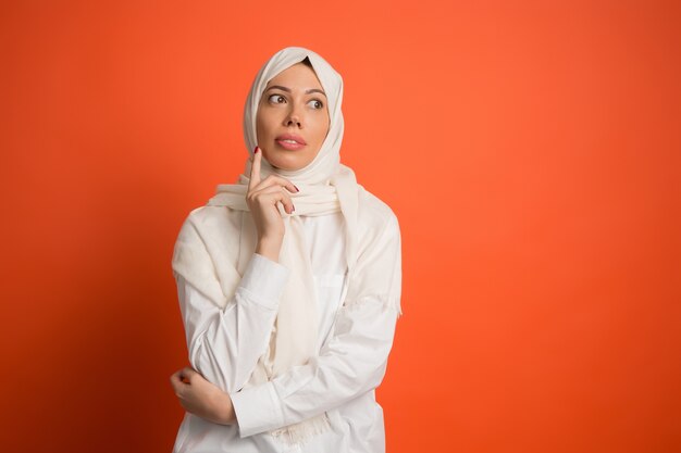 La mujer árabe con hijab