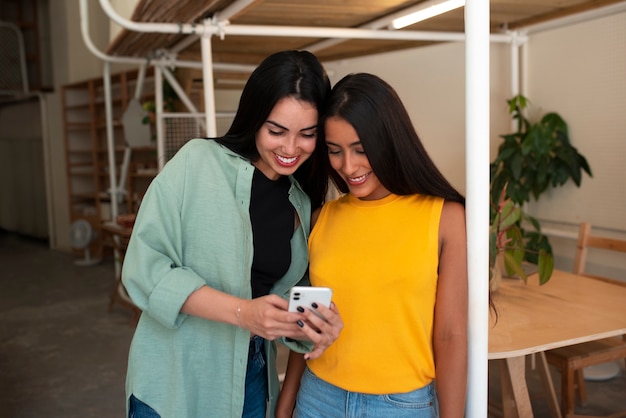 Foto gratuita mujer árabe de plano medio con teléfono inteligente