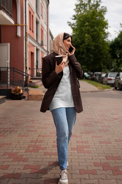 Mujer árabe de tiro completo con hijab