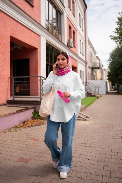 Mujer árabe de tiro completo con hijab