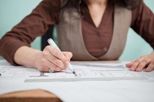 Mujer arquitecta en su mesa dibujando planos. Negocios y creatividad. trabajo de arquitectura