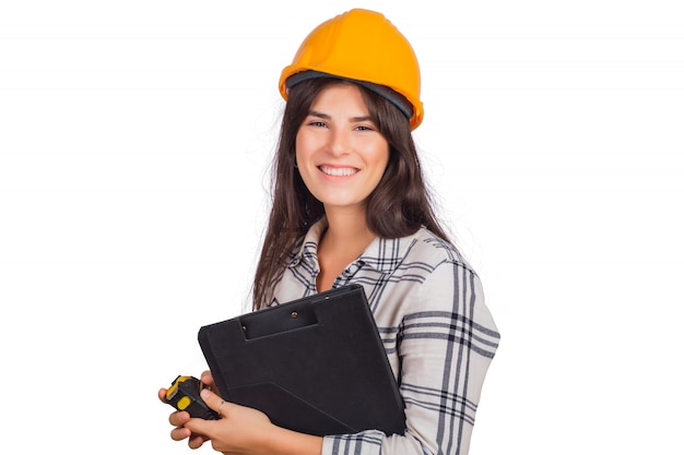 Mujer de arquitecto con casco de construcción y sosteniendo carpetas.