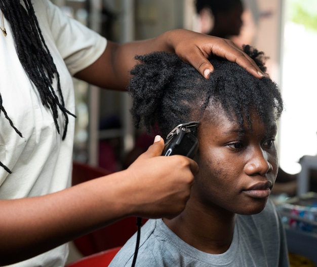 Mujer arreglando su cabello en el salón de belleza