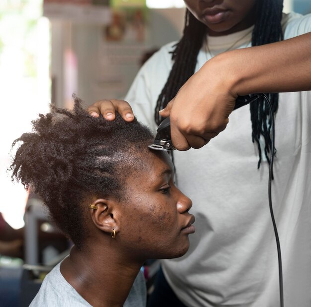 Mujer arreglando su cabello en el salón de belleza