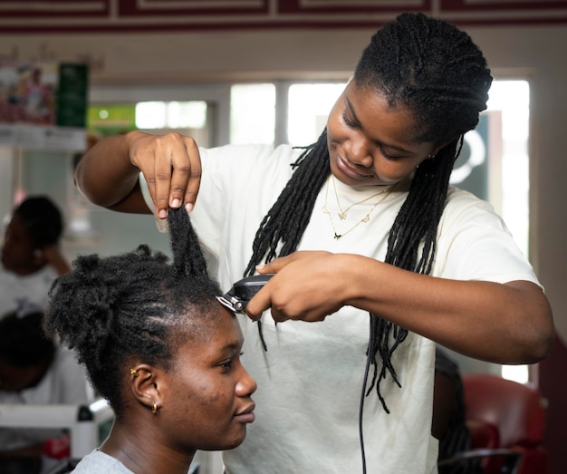 Foto gratuita mujer arreglando su cabello en el salón de belleza