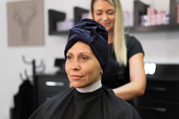 Mujer arreglando su cabello en el salón de belleza