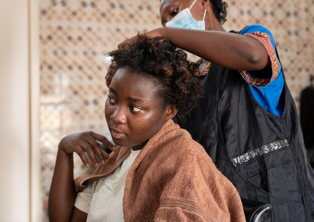 Mujer arreglando su cabello en el salón