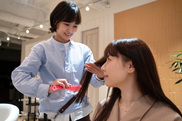 Mujer arreglándose el pelo en una peluquería japonesa