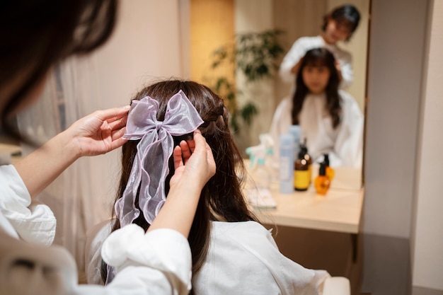 Foto gratuita mujer arreglándose el pelo en una peluquería japonesa