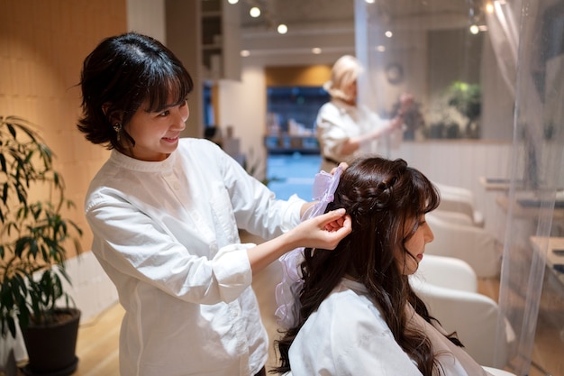 Mujer arreglándose el pelo en una peluquería japonesa