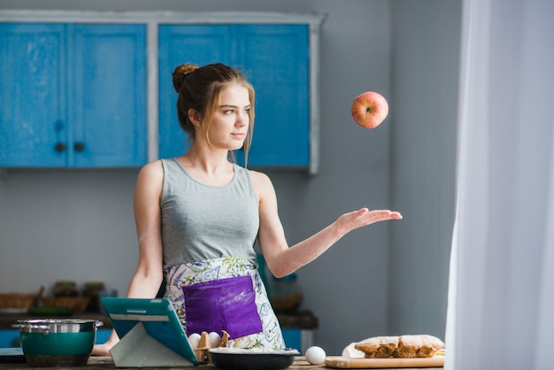 Mujer arrojando manzana