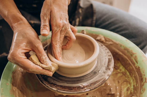 Mujer artesana en una tienda de cerámica