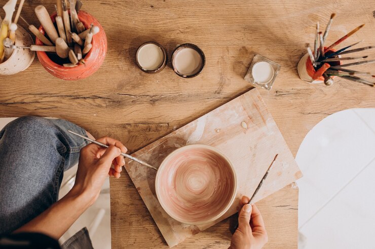 Foto gratuito mujer artesana en una tienda de cerámica