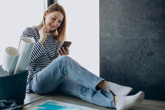 Mujer artista pintando un cuadro en casa