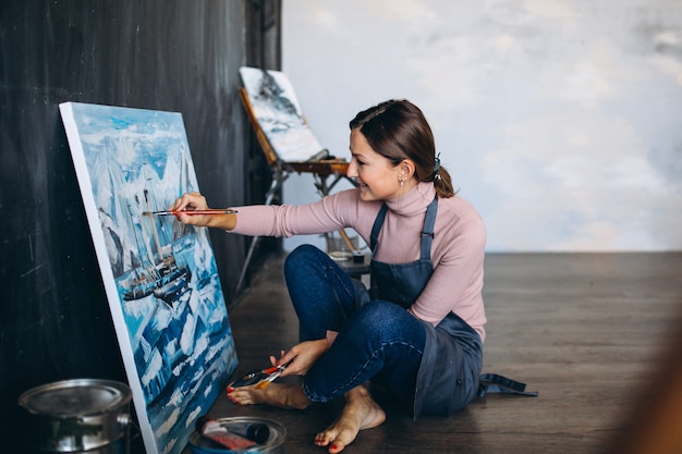 Foto gratuita mujer artista pintando en estudio