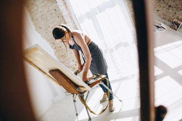 Mujer artista pintando en estudio