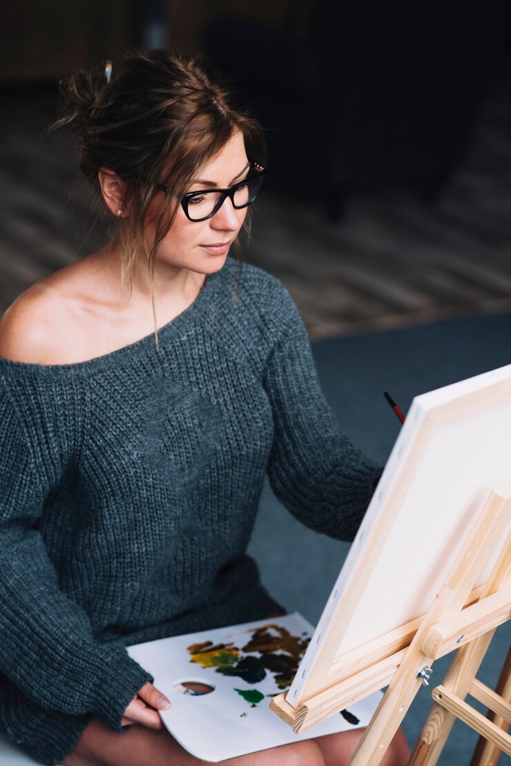 Foto gratuito mujer artista pintando