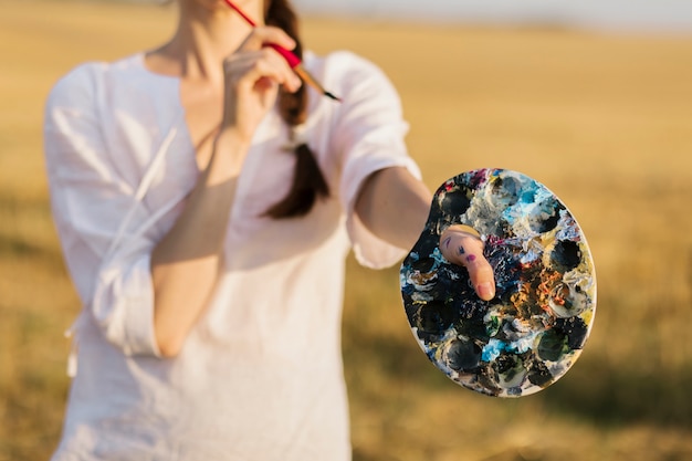 Foto gratuita mujer artística con paleta de pintura