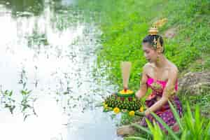 Foto gratuita mujer de asia en traje tailandés tradicional mantenga kratong. festival de loy krathong