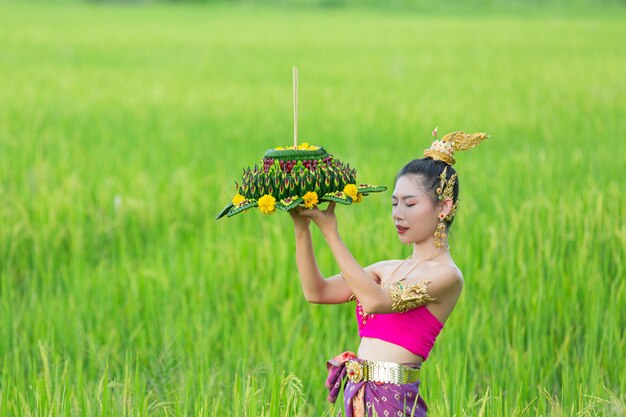 Mujer de Asia en traje tailandés tradicional mantenga kratong. Festival de loy krathong