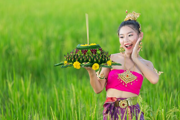 Mujer de Asia en traje tailandés tradicional mantenga kratong. Festival de loy krathong