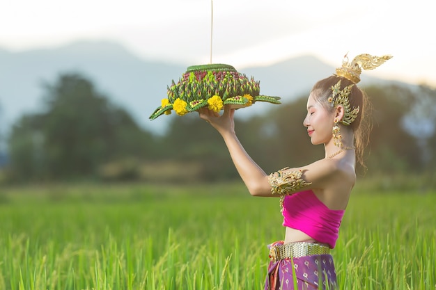 Mujer de Asia en traje tailandés tradicional mantenga kratong. Festival de loy krathong